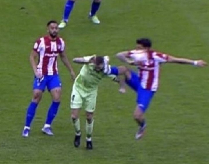 DanikRM_'s tweet photo. Si esto lo hace Casemiro, de cuantos años de cárcel le acusarian? https://t.co/9GzXG16xr9