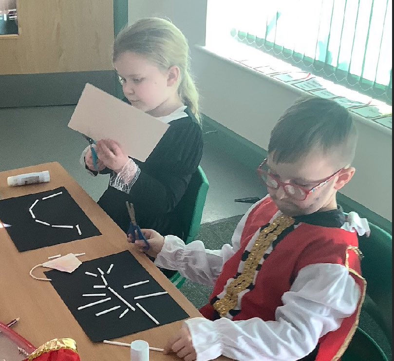 Lakeside_school's tweet photo. 2HC WOW Day. We were dressed up as famous people, made a kite fly using a magnet and made dinosaur skeletons. #wowday #historyfocus https://t.co/wuduR0gtSY