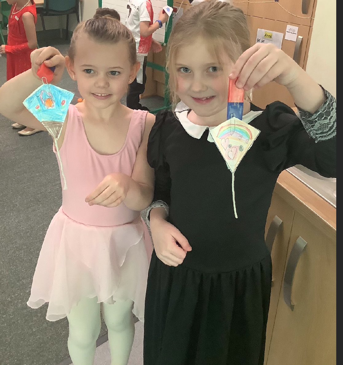 Lakeside_school's tweet photo. 2HC WOW Day. We were dressed up as famous people, made a kite fly using a magnet and made dinosaur skeletons. #wowday #historyfocus https://t.co/wuduR0gtSY