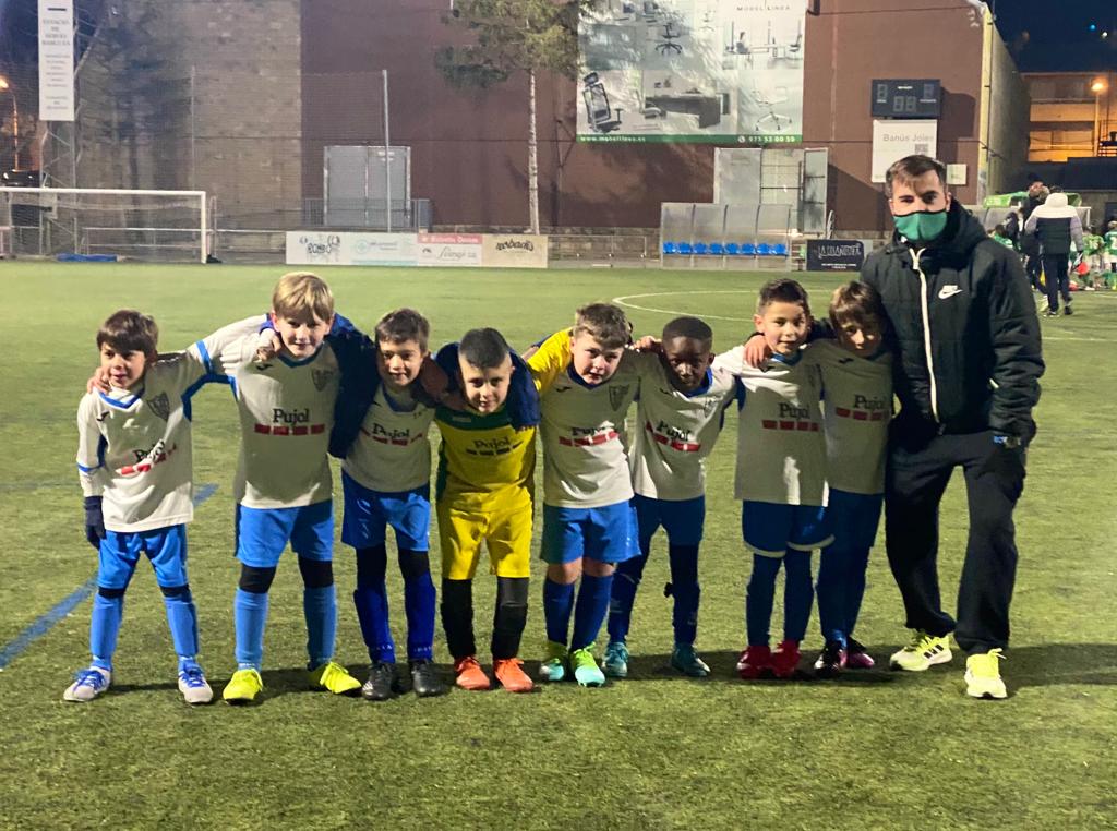 CFJ_Mollerussa's tweet photo. 📸#MOLLE

EF Cervera 🆚 Prebenjamí A

📆 Dijous 13/01/22
⚽ 2 ↔️ 4
🕖 18:30h
🏟️ Mpal. de Cervera
🧧 Capità: Dani

🗞️ Partit important per poder començar bé l'any. Ens emportem els 3 punts i bones sensacions tot i les baixes. 

🤍💙 Força Molle 💙🤍 https://t.co/MQnV8cLL2k