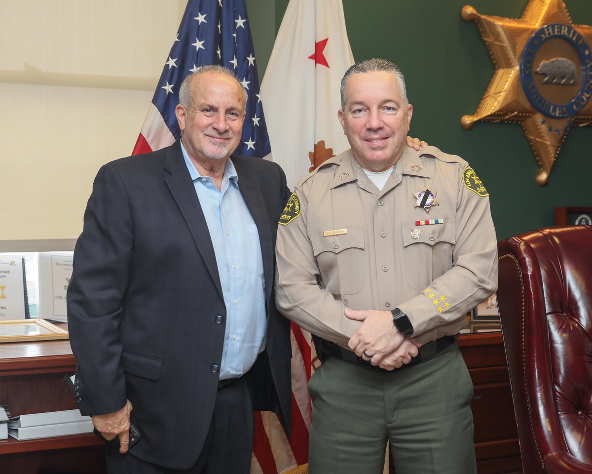 LACoSheriff_33's tweet photo. Today, I met Kevin Malone, former @Dodgers General Manager &amp; Co-Founder/CEO of @USIAHT1. We spoke about his efforts to disrupt human trafficking operations and assist victims of trafficking around major events, including the upcoming @SuperBowl in Los Angeles. https://t.co/WBlg7uSiNY