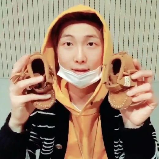 hourlyforbts_'s tweet photo. "eu gosto de coisas pequenas e fofas" - namjoon https://t.co/sVKlCRtUzx