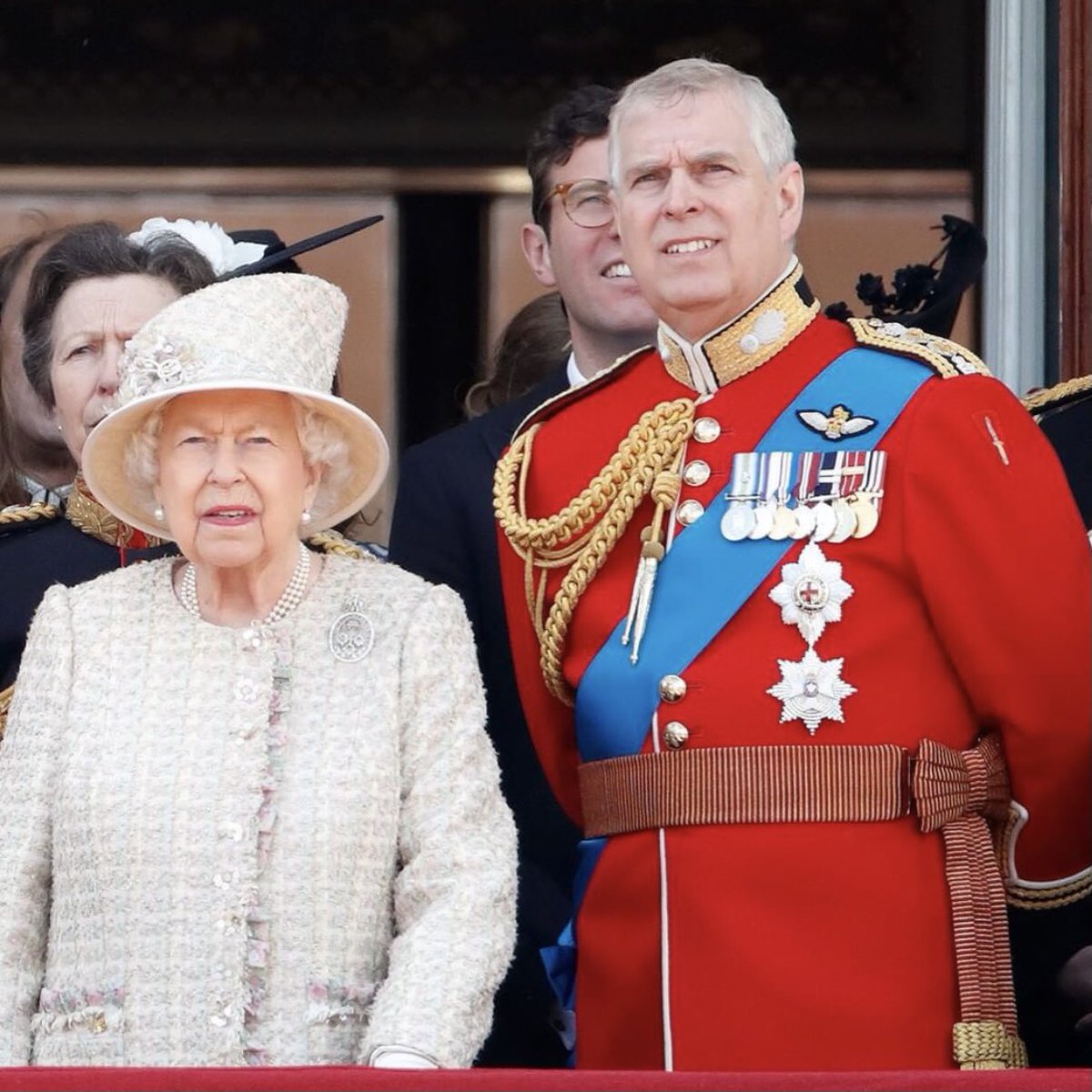 Reina #IsabelII despoja al #PríncipeAndrés de sus títulos militares tras batalla judicial donde deberá presentar su caso como ciudadano privado.