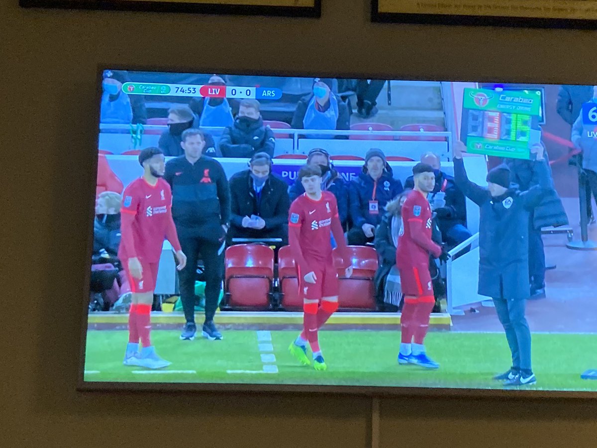 GraveniceDK's tweet photo. Hvad sker der for LFC’s frisurer - er det Salon Klopp der klipper holdet? 😛 #LIVARS #LFC https://t.co/GP5Q1hHIG2