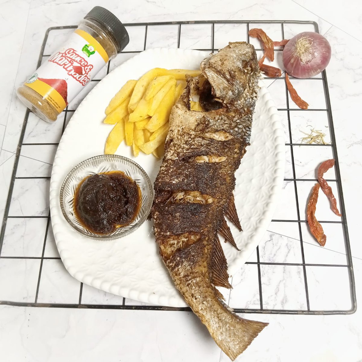 brahamot's tweet photo. @UnclebeeOla @Mansadcollectns I'm Haleemah Raji. I run two businesses; foodandspices: where I formulate natural food seasonings, sales of food condiments, snacks. I help people achieve a healthy eating habit. I also run a fashion brand, where I sale close to new Thrift wears. I help you look good at a fee https://t.co/KCJzrDslqd