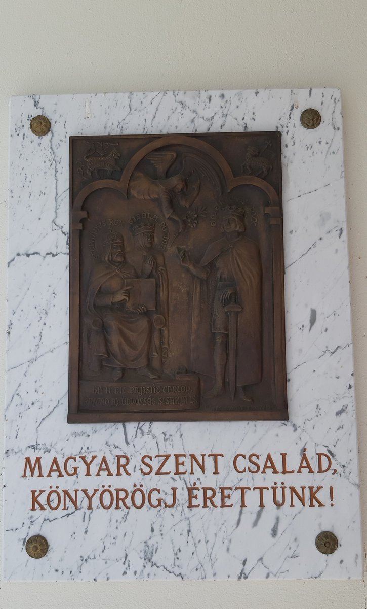 PilgrimBudapest's tweet photo. King #StStephenOfHungary, his wife Bl. Gizela of Passau & their son Prince #StEmeric are considered the "Hungarian Holy Family" and their cult is growing.
Relief of the HU Holy Family at Csehimindszent parish church ⬇️ https://t.co/Bd1gSBYcsM