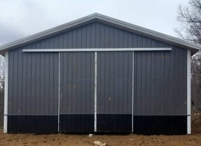 jcarver1985's tweet photo. 30x50x14 1 split sliding door, 1 man door, fully insulated, Wainscoting, and 1ft Finished Overhang built in Olive Hill KY. 
#JCPromotions #JCPoleBarns #PoleBarns #PostFrameBuilding #OliveHillKY https://t.co/7riWDKfDLy