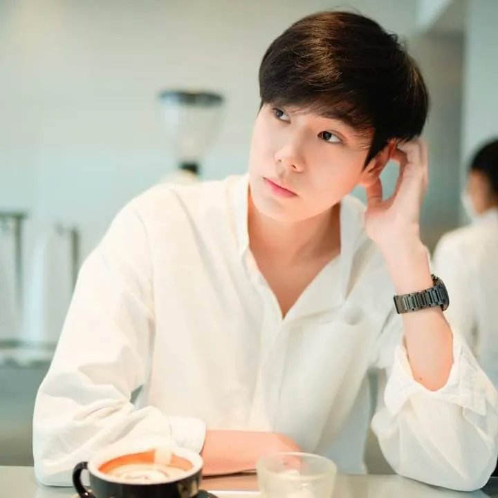 DeliciososBL's tweet photo. [🗞INFORMACIÓN]

#GMMTV agencia del actor #PhuwinTang notifica que ha dado positivo para Covid-19, y siendo clasificado como un paciente de nivel verde, solo requiriendo aislamiento en el hogar para el tratamiento y la observación de los síntomas.

#DeliciOsosDelBL🐼🏳️‍🌈🐻 https://t.co/eea9HH3P0a