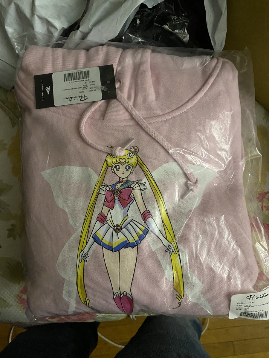 draiman1's tweet photo. Cuando le comprás un regalo y hace que te lo pongas para ver como se ve. 😅

#SailorMoon 🌙
#SuperSailorMoon
#PrimitiveSkate 🛹
#PrimitiveApparel https://t.co/jbREmY4fpY