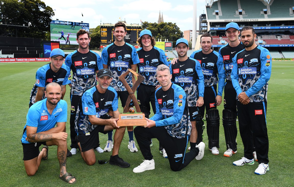 StrikersBBL's tweet photo. The beautiful Jason Gillespie Trophy is back in Strikers hands. 

#BlueCrew #BBL11 https://t.co/5Am1qz7vlT