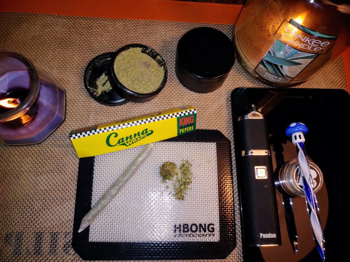 BiggerMarie's tweet photo. a little bit of This &amp; a little bit of That.....
#kief 😮‍💨
#CannabisCommunity 🌬️
#concentrates 🤸🏻‍♀️
#YoCan #pandon 
#dab #dabs #crumble 💨
#marijuana 💚
#Massachusetts 🌇
#StayHome 🏡
#CannabisNews 🗞️
#cannabisculture 🥰
#stayingIn 🏠
#relaxing 🧘🏻‍♀️
#CannabisLegal 🌎 https://t.co/jxL0ba8GxB