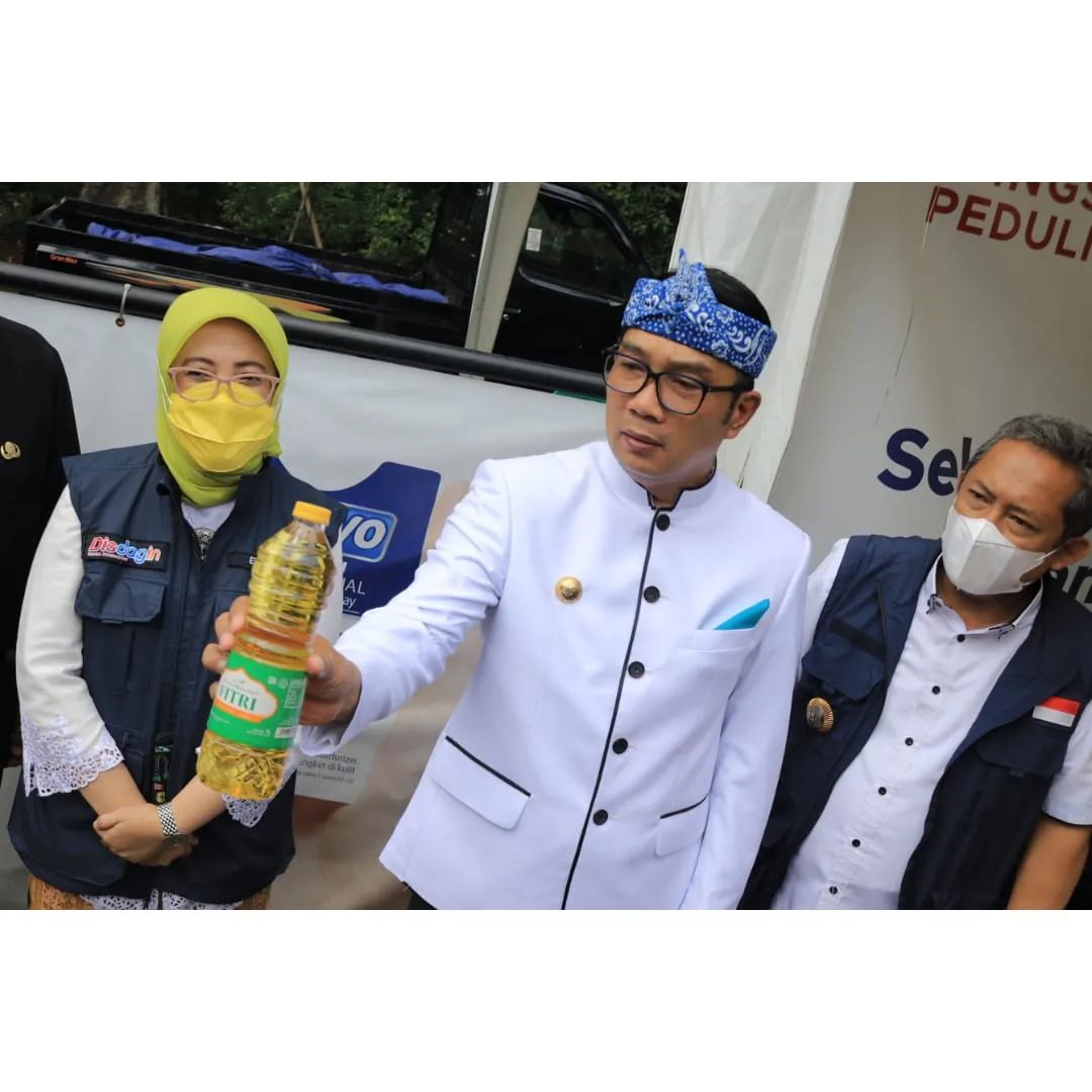 Kementrian Perdagangan bekerjasama Dinas Perindustrian dan Perdagangan Provinsi Jawa Barat, serta Dinas Perdagangan dan Perindustrian Kota Bandung, menggelar Operasi Pasar Murah Minyak Goreng Kemasan Premium di Taman Dewi Sartika Balai Kota Bandung