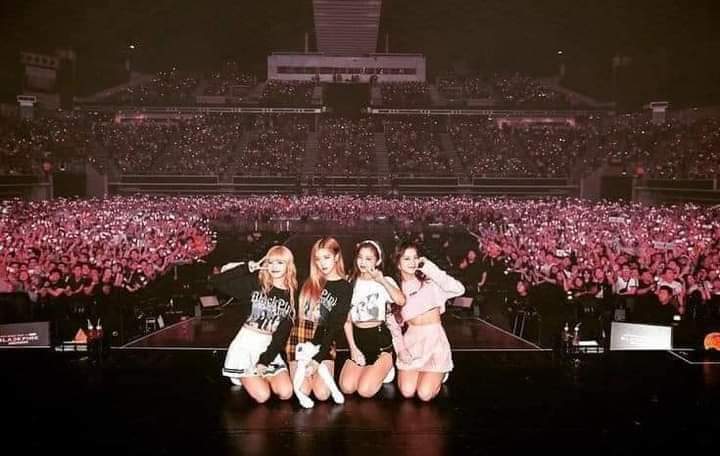 Lần đầu tiên biết cảm giác stan nhóm nhạc là như thế nào. Tiếc là chỉ mới làm Blink được 2 năm. Trân trọng khoảng thời gian còn lại, blink hãy iu thương và ủng hộ 4 chị đẹp nhiều hơn.

HAPPY BLINKS DAY 
#TheBlinks5thAnniversary
#BLACKPINK #블랙핑크 <a href="/BLACKPINK/">BLACKPINKOFFICIAL</a>