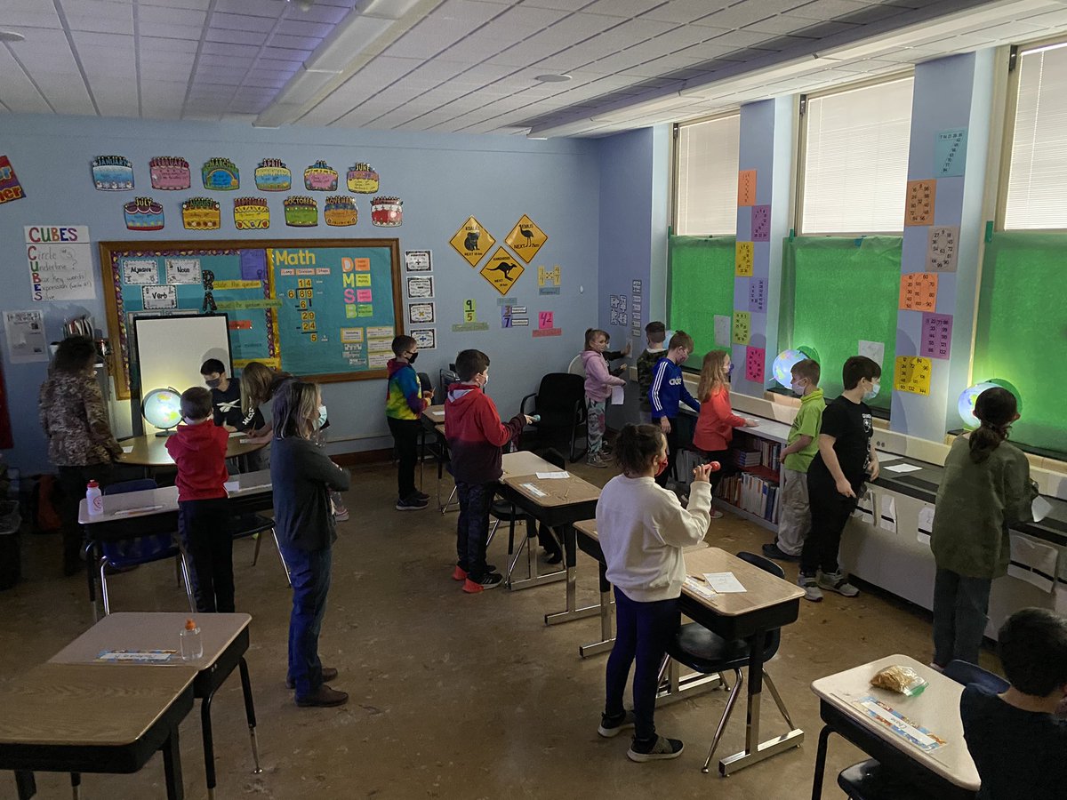 Mel_Arist's tweet photo. Students “shining a light” on things as we pilot a new science program! #onebravesfamily #scienceisfun https://t.co/KN2lQya4sl