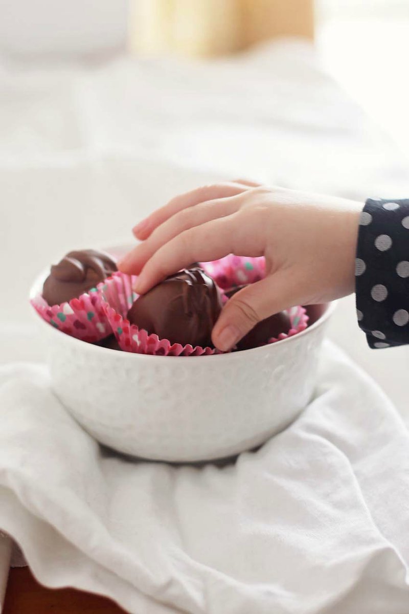 Chocolate Covered Peanut Butter Truffles for Valentine’s Day 💌

bit.ly/ChocolatePBTru…

These DIY Valentine’s Day truffles are made with wholesome ingredients like natural peanut butter, oats, and honey. 

#RecipeOfTheDay #recipes #ValentinesDay #desserts