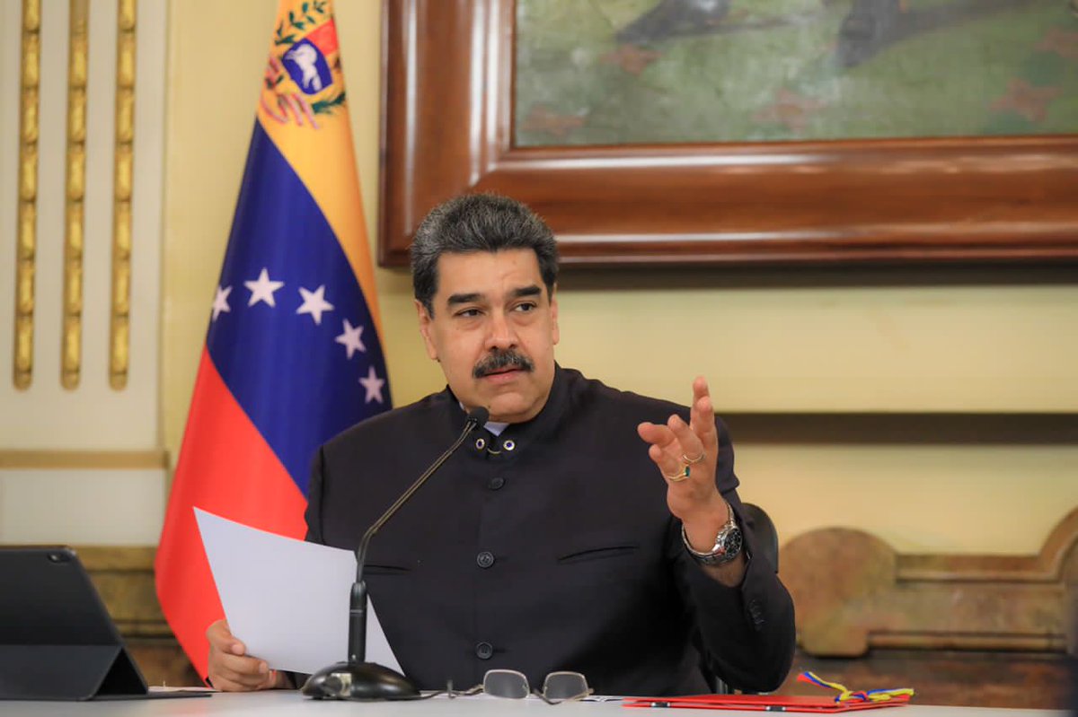 NicolasMaduro's tweet photo. La Revolución Bolivariana está más viva que nunca porque tiene la capacidad de renovarse, de detectar lo que está mal y de refundarse en función del bienestar colectivo, el fortalecimiento de la democracia verdadera, el vivir viviendo, la estabilidad y la Paz de la República. https://t.co/TNp52moqYG