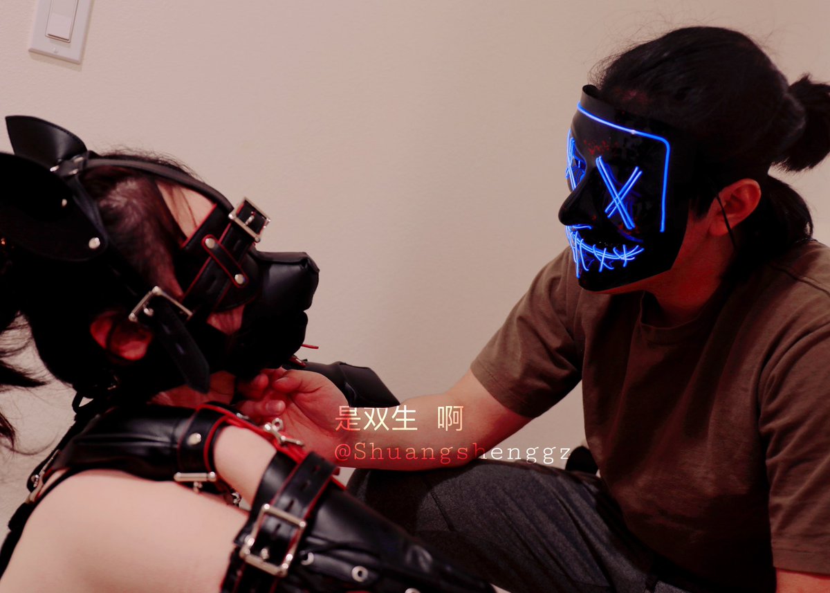 可爱的修狗勾和她的主人大人

特别鸣谢：Hope, 琥珀（🐱）
📸：@b6KiCEzhVtDhKBn 
K9套装: @BlackMarieChina 

#blackmarie  #字母圈 #调教 #bdsm #K9 #捆绑 #母狗 #私房 #petplay #slave https://t.co/z2UJBvBJEp