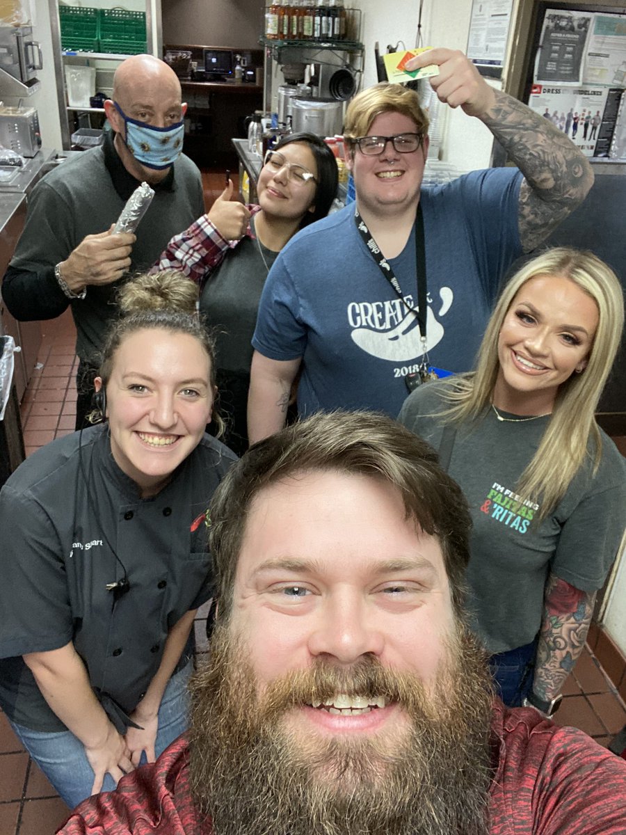 EugeneFunnyMan's tweet photo. @Dlosu99 was super excited to tell me he got his manager discount card today!! We’re all excited to continue watching your #ChilisGrow story!! And awesome job owning zone three tonight!! #FoodPerfection @amanda3mckinney @byefelicia929 @_BrittStuart_ https://t.co/tJdQrJpwQ1