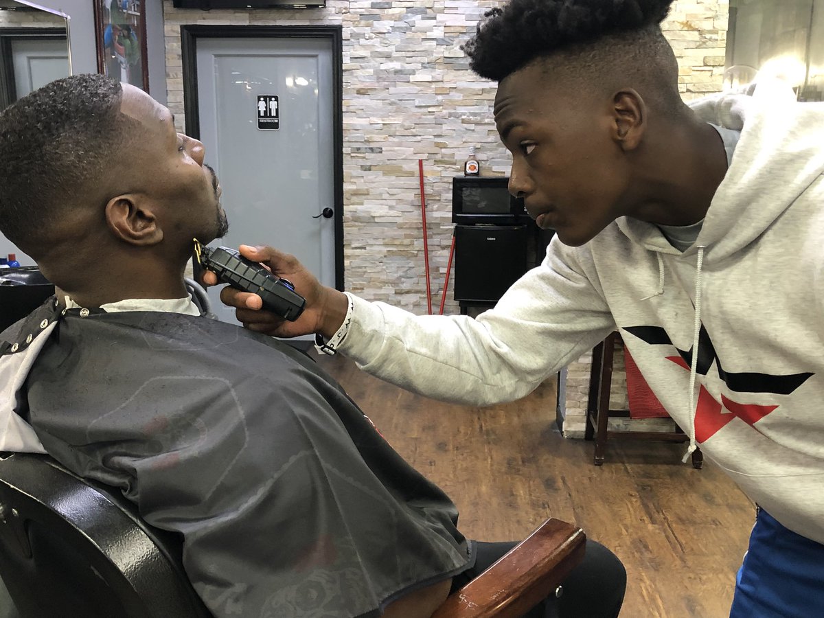 DonteLewis18's tweet photo. I had a great experience cutting my first head last night‼️. Learning from the best in HTX. Best believe ima have multiple ways to the Bag💰🤑 #realbreadwinner #Businessman #Entrepreneur #malehairgrooming #empire #barber #cantbestopped https://t.co/rt1kzjf6De