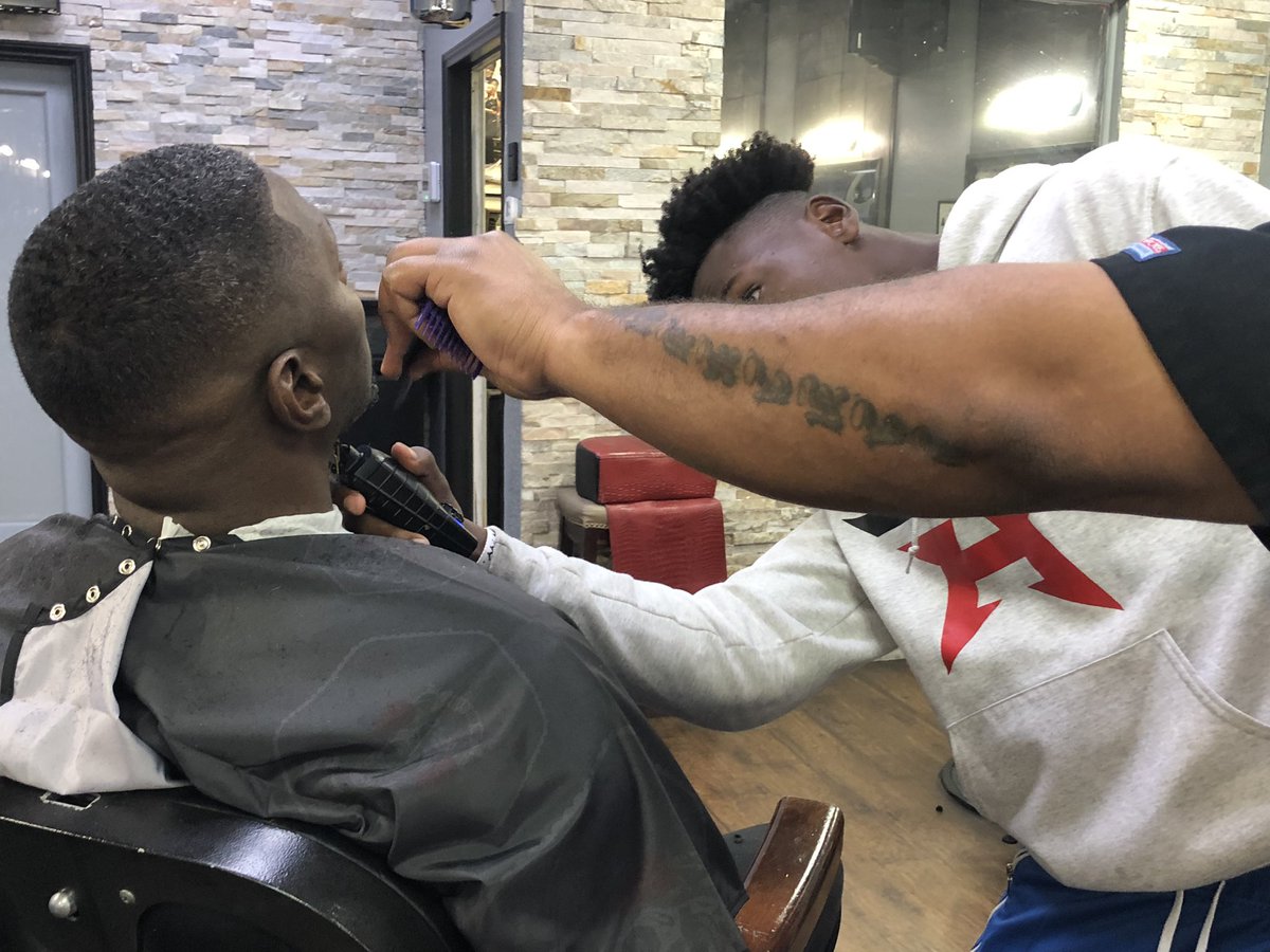 DonteLewis18's tweet photo. I had a great experience cutting my first head last night‼️. Learning from the best in HTX. Best believe ima have multiple ways to the Bag💰🤑 #realbreadwinner #Businessman #Entrepreneur #malehairgrooming #empire #barber #cantbestopped https://t.co/rt1kzjf6De