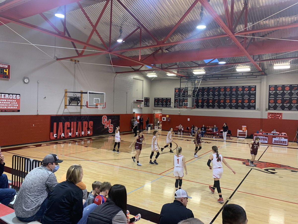OakCreekElemen1's tweet photo. Oak Creek families had so much fun tonight at @cmsJAGathletics @cms_lady! Thanks to the Jaguars for hosting Oak Creek Night! Loved watching a Lady Jag win! #OCESStrong #JaguarPride ๐พ๐๐ https://t.co/bijOUaQL35