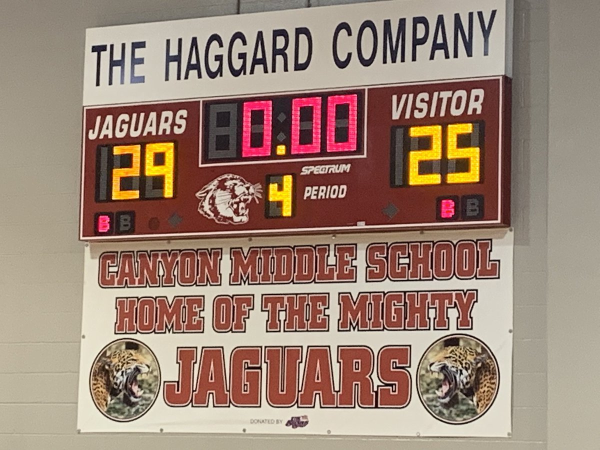 OakCreekElemen1's tweet photo. Oak Creek families had so much fun tonight at @cmsJAGathletics @cms_lady! Thanks to the Jaguars for hosting Oak Creek Night! Loved watching a Lady Jag win! #OCESStrong #JaguarPride ๐พ๐๐ https://t.co/bijOUaQL35