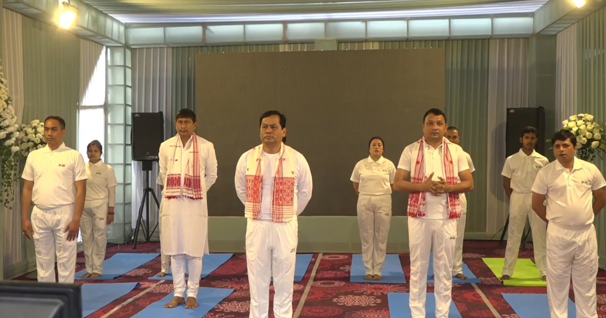 airnewsalerts's tweet photo. On the auspicious day of Makar Sankranti and during the celebrations of #AzadiKaAmritMahotsav the Ministry of AYUSH hosts the first-ever global #SuryaNamaskar demonstration programme.  

#SuryaNamaskarForVitality https://t.co/PhTL0TJFWp