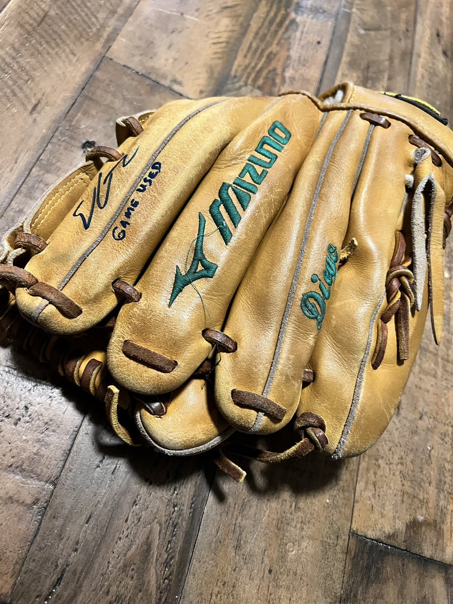 norcalnodders's tweet photo. This is pretty…just had to wait a damn month for it. I’m working on more pics, but it’s cool with his son’s name embroidered on there #gameused #ericchavez https://t.co/eKFjzgav7n