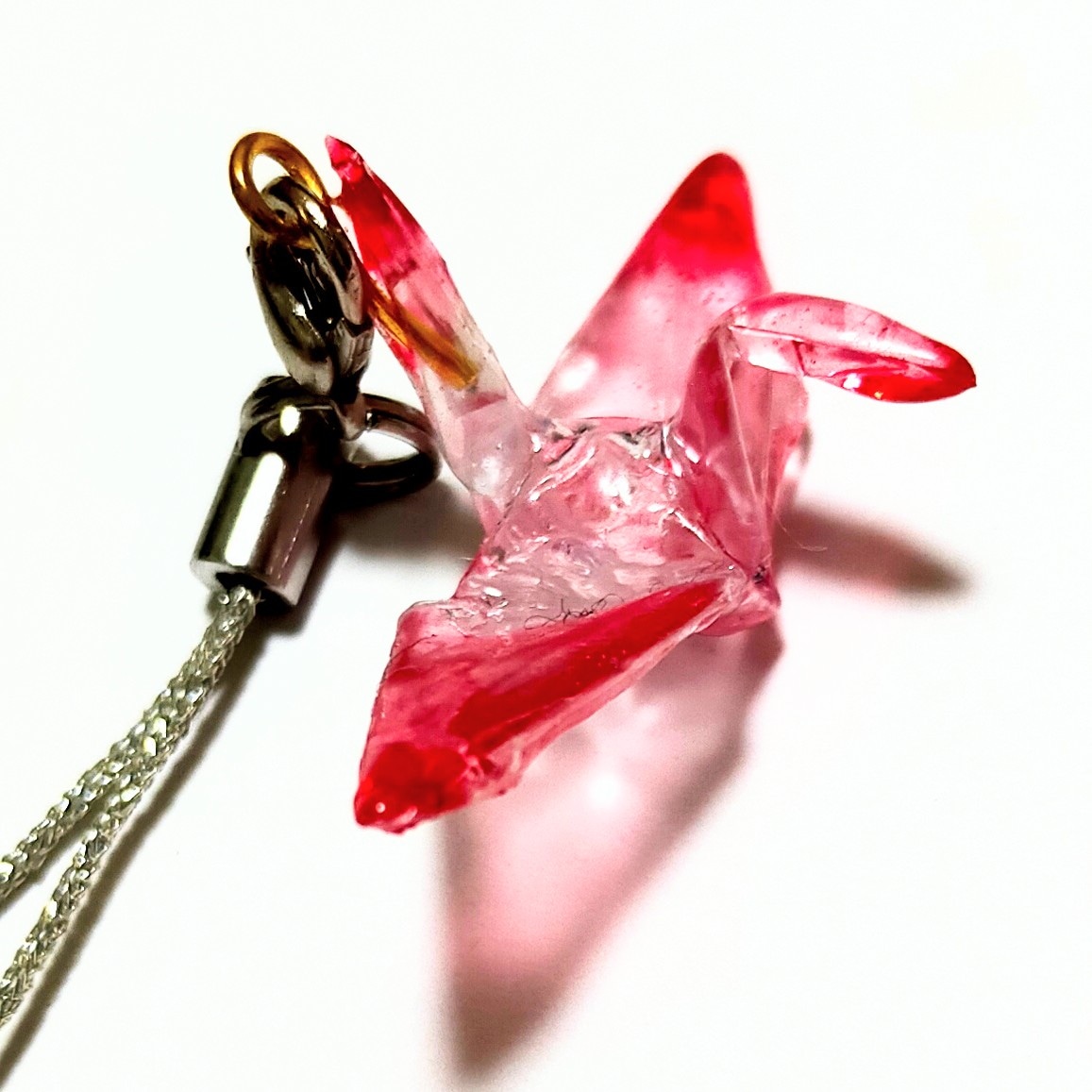 『ツル』レジンキーホルダー

UVレジンで鶴作ってみました！
こちらもキーホルダーにしてみました！小さく作るの難しい（泣）

#レジンアクセサリー
#レジン