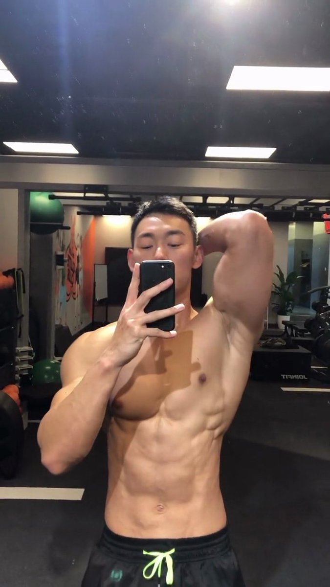 billywang21's tweet photo. worship my muscle👅👅 #billyboywang https://t.co/qFw2JaBp1W