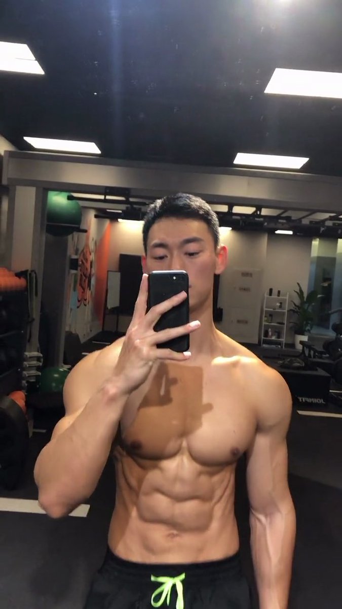billywang21's tweet photo. worship my muscle👅👅 #billyboywang https://t.co/qFw2JaBp1W