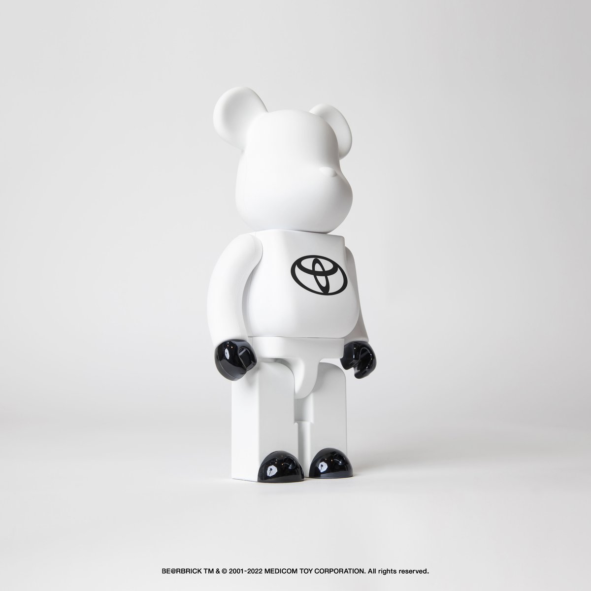 TOYOTA_PR's tweet photo. 『Drive Your Teenage Dreams.』が贈る、十代に抱いていたような"楽しむ"という無邪気な心を表現する新企画「TOY_OTA（トイ・オタ）」

第3弾となる「BE@RBRICK TOYOTA "Drive Your Teenage Dreams." WHITE 100% &amp; 400%」が、本日12:00より【数量限定】で発売開始！
https://t.co/UOnqt9maBk https://t.co/Z85idyiofi