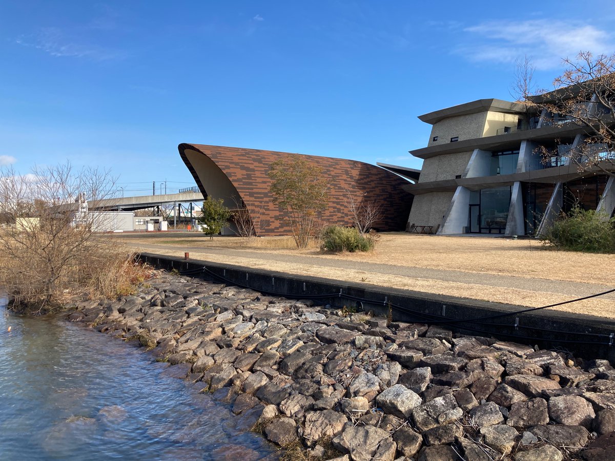 y_zib's tweet photo. 2022年あけまして「セトレマリーナびわ湖」での三が日。🎍大学時代、芦澤さんの講演を聞いてから、ずっと行きたくて、関西に帰るついでに。室の一辺が、静かな景色が見える窓で、日常の仕事の、つかの間の休息（帰福したら、2022年もちゃんと頑張る） https://t.co/fTdA3LplJ7