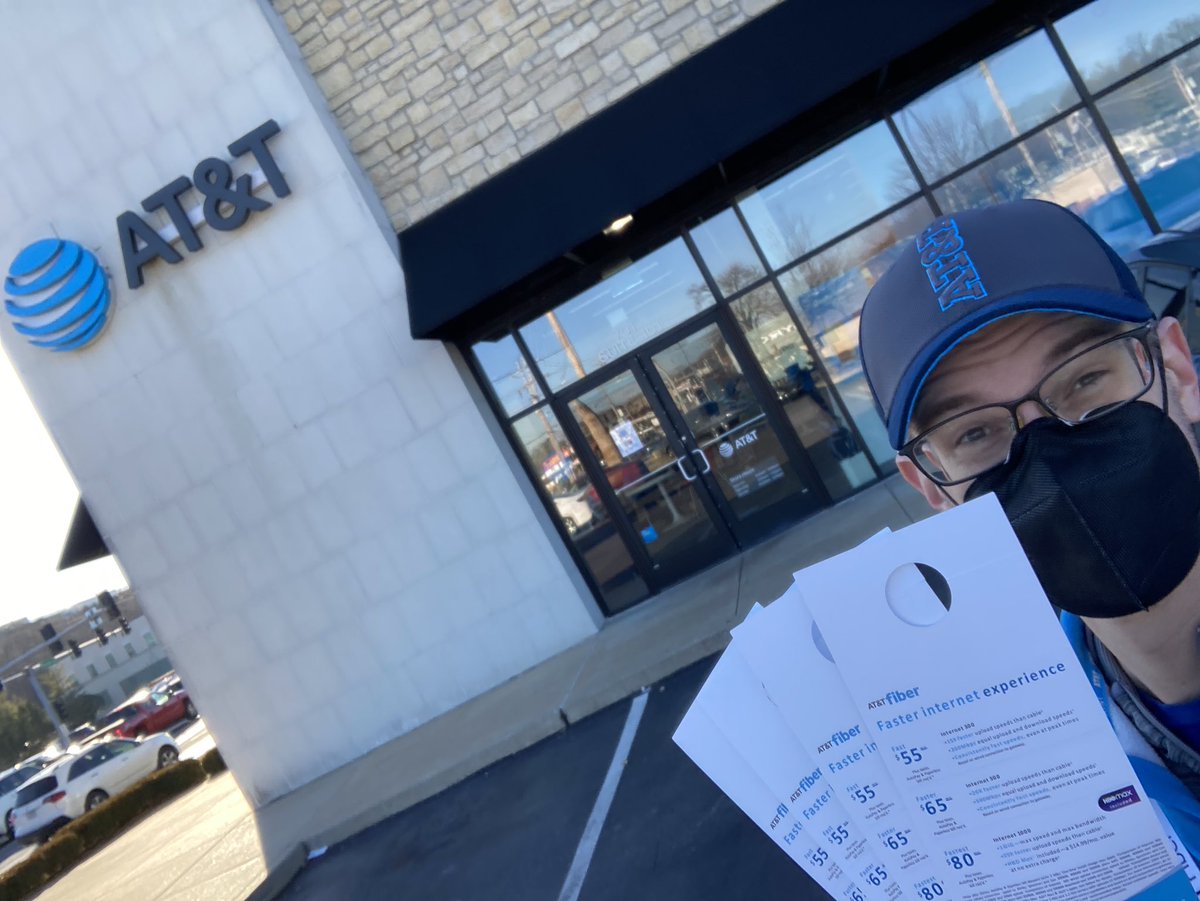 devin_pelkey's tweet photo. Rocking and rolling door hanging with the Fenton crew today! If you’re in the neighborhood, do me a favor and #GetFiber! Switch today! https://t.co/kslL0ifUKx
