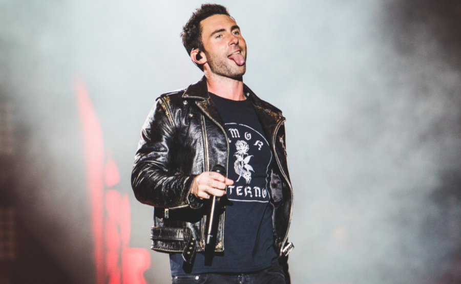 LevineBrasil's tweet photo. 📸 | Adam Levine em show do Maroon 5 no Rock In Rio (2017) #TBT https://t.co/K9dzGEPMBU