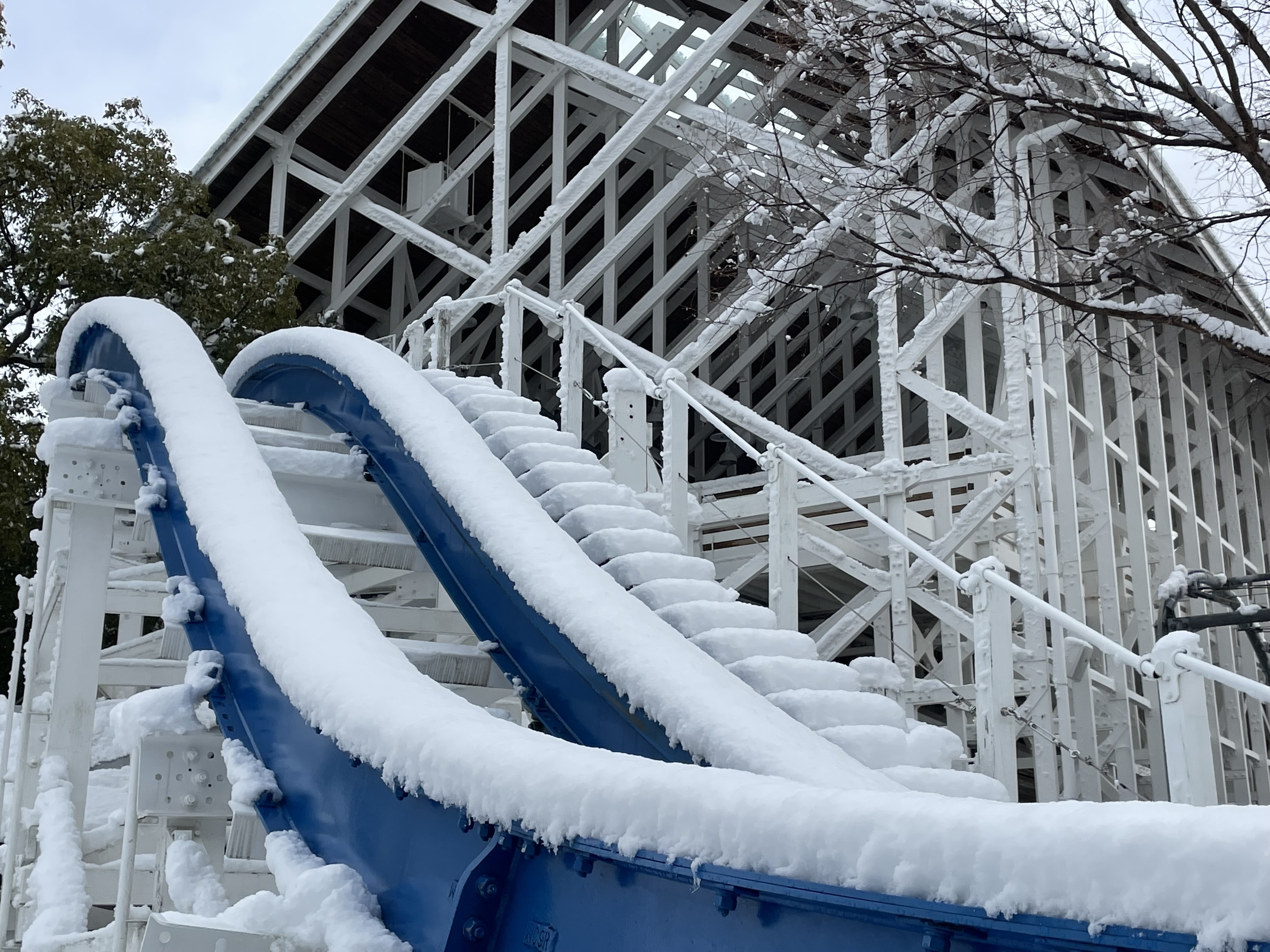 ナガシマリゾート公式 白鯨が真っ白 ナガシマスパーランドに雪が降りました 雪の日ならではのパークの風景をご紹介します T Co Dj7yfhtrxn T Co O0cmh6vn4c Twitter