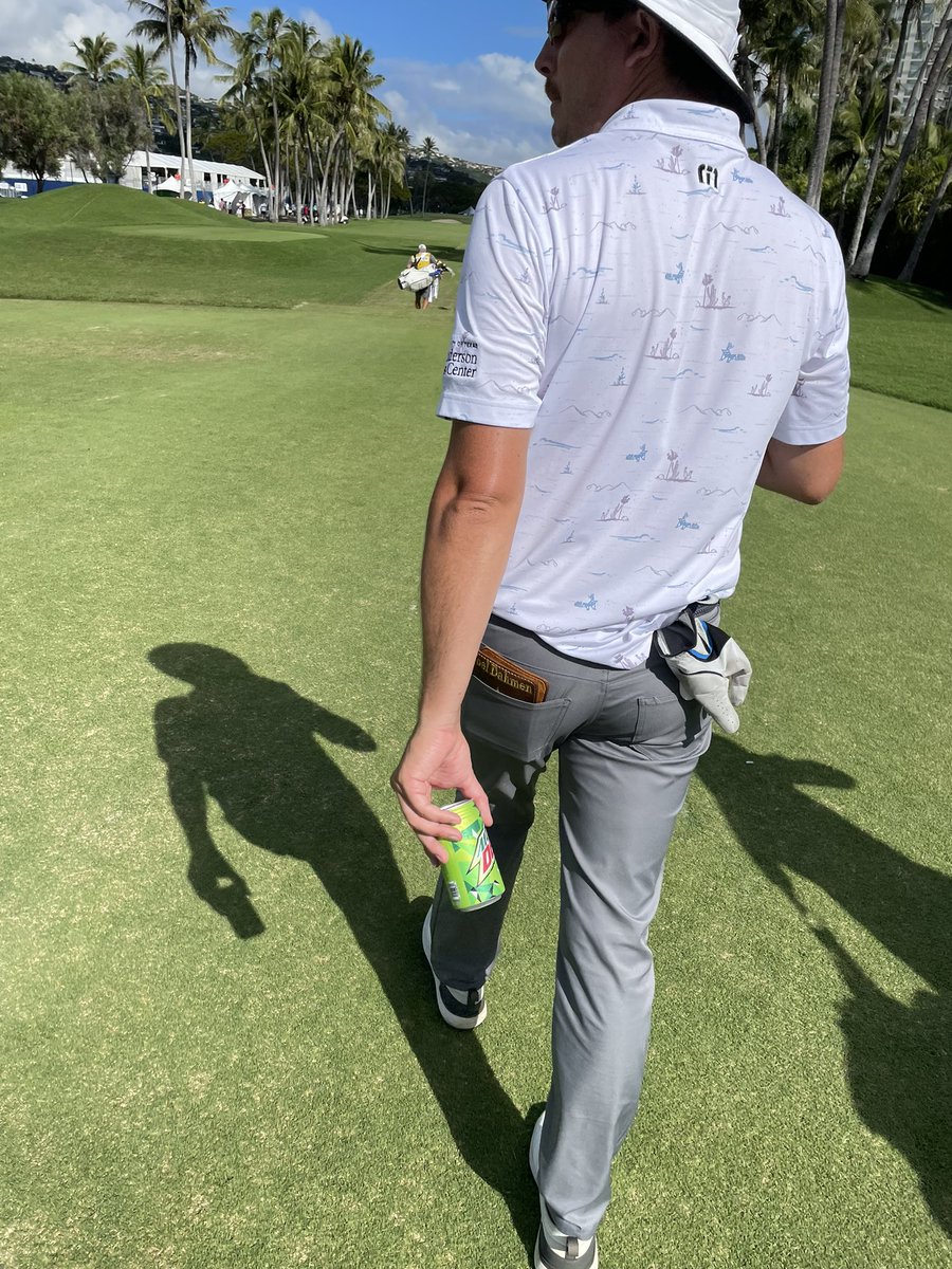 GenoBonnalie's tweet photo. The hot dog didn't really work on the front, so he elected to go w/ a Mt. Dew at the turn...that didn't really work either. #proathlete https://t.co/xlNyOJzRyh