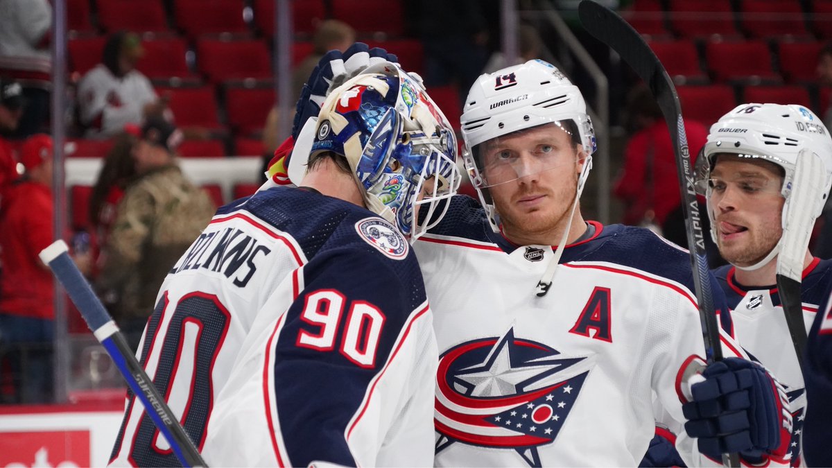 NHL's tweet image. Always remember to hug your goalie. 🤗 #GoalieHugs