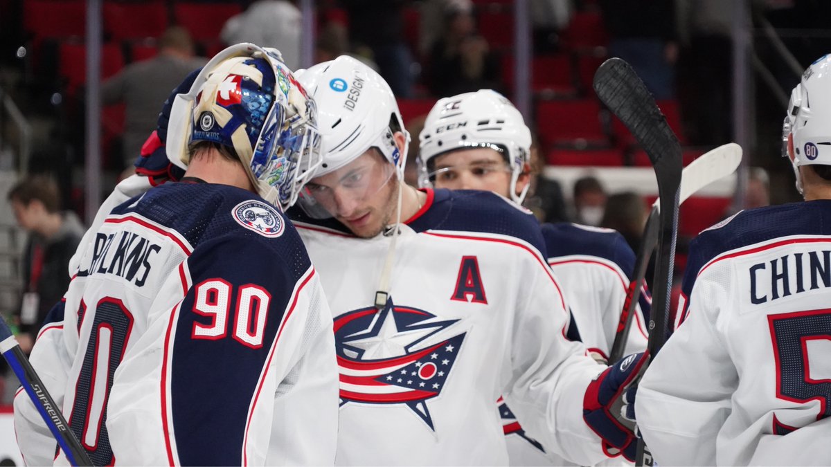 NHL's tweet image. Always remember to hug your goalie. 🤗 #GoalieHugs
