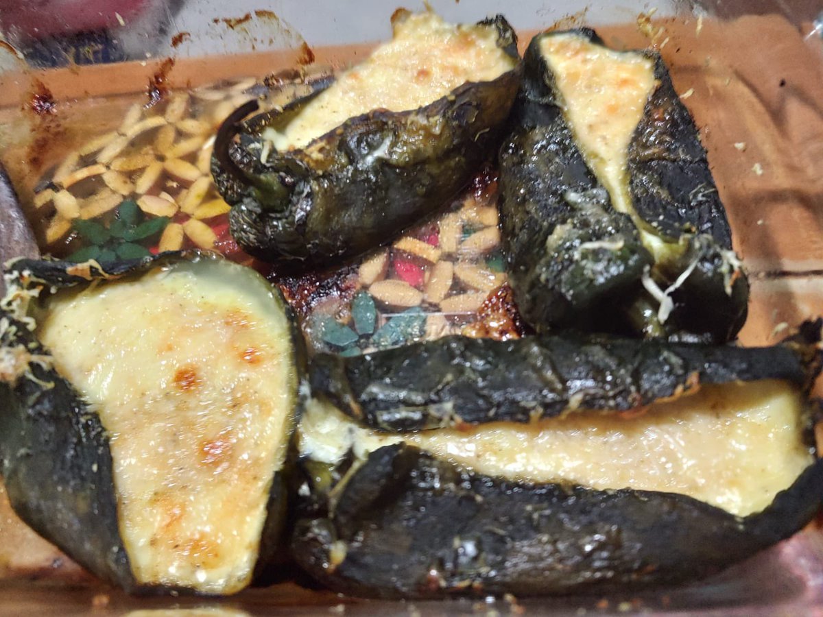 Marchupia's tweet photo. Amigos que te traen romeritos y chilitos rellenos porque #chipil no se le pide más a la vida #DiaMundialContraLaDepresion https://t.co/GQ0BA2AtLr