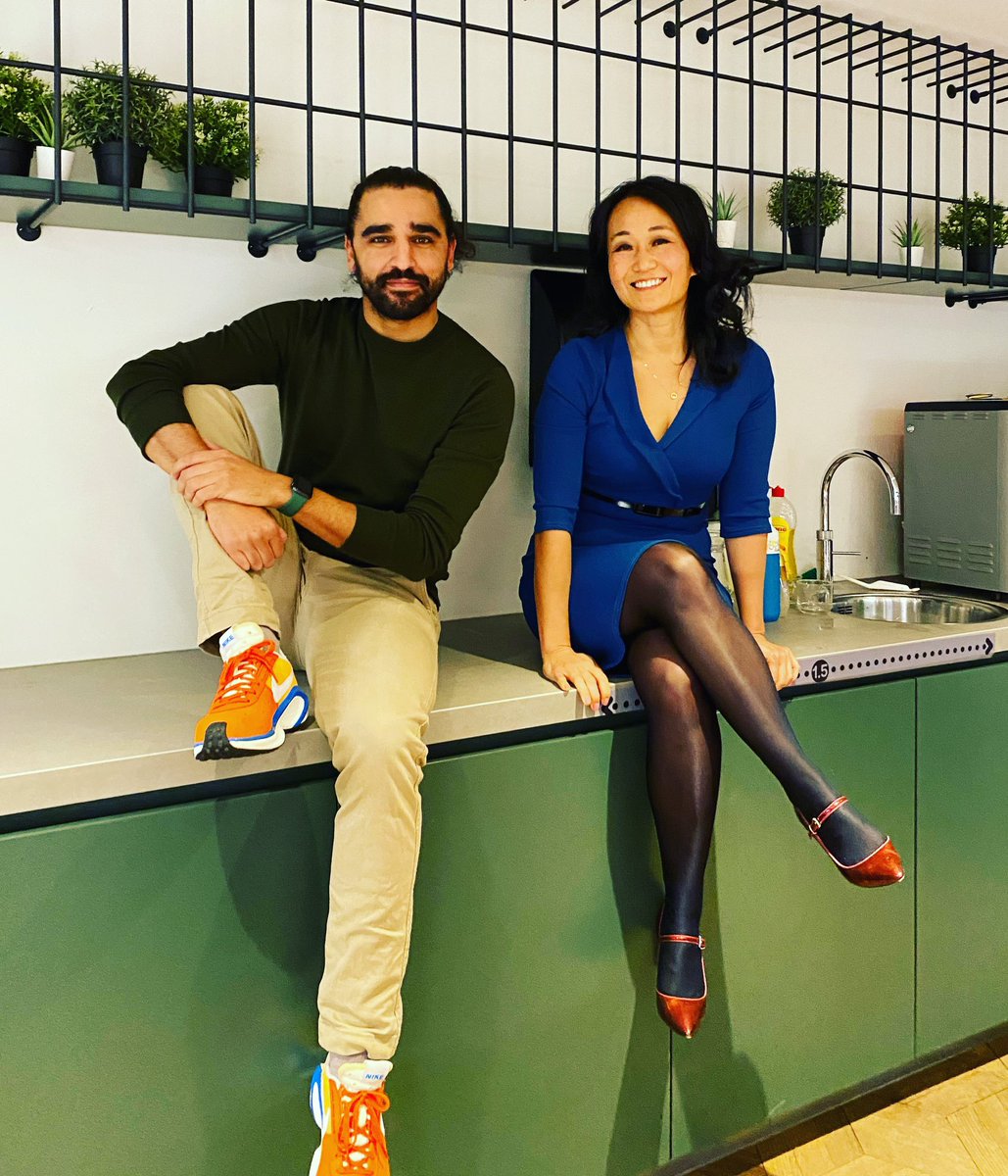 ‘Als je zo vaak bent gevallen, blijf je op een gegeven moment liggen.' <a href="/Abbie1979/">Abbie Chalgoum</a> heeft een lange weg afgelegd. En hij is erover gaan vertellen. Omdat er zoveel Abbies zijn die moeten weten dat ze niet alleen zijn. En dat het wél loont om op te staan. 

open.spotify.com/episode/3TqdSi…