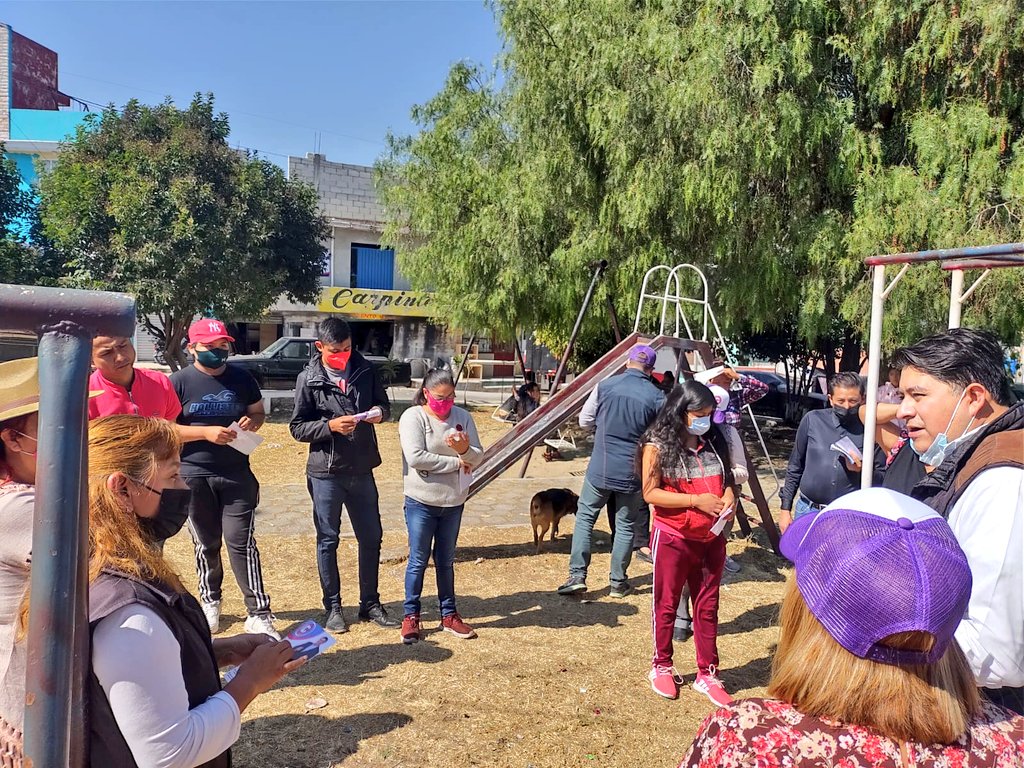MigueCholula's tweet photo. Iniciamos nuestra actividad en la Colonia #SanCristóbalCaleras mejor conocido como #ElCapulin donde platicamos con las y los vecinos. Nos comprometimos atender sus necesidades de manera inmediata.
Vota este 23 de enero por la Planilla #Calerense.
¡Porque esta batalla es por ti! https://t.co/1DHAoiFm8n