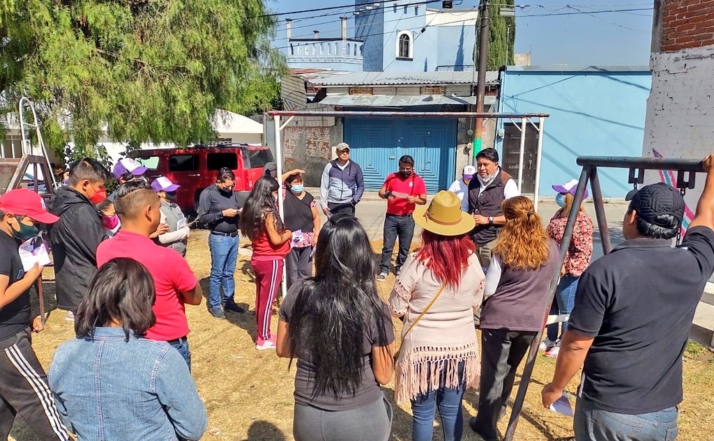 MigueCholula's tweet photo. Iniciamos nuestra actividad en la Colonia #SanCristóbalCaleras mejor conocido como #ElCapulin donde platicamos con las y los vecinos. Nos comprometimos atender sus necesidades de manera inmediata.
Vota este 23 de enero por la Planilla #Calerense.
¡Porque esta batalla es por ti! https://t.co/1DHAoiFm8n