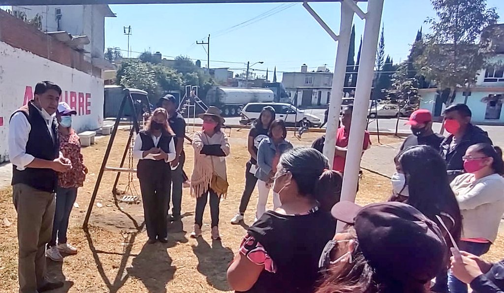 MigueCholula's tweet photo. Iniciamos nuestra actividad en la Colonia #SanCristóbalCaleras mejor conocido como #ElCapulin donde platicamos con las y los vecinos. Nos comprometimos atender sus necesidades de manera inmediata.
Vota este 23 de enero por la Planilla #Calerense.
¡Porque esta batalla es por ti! https://t.co/1DHAoiFm8n