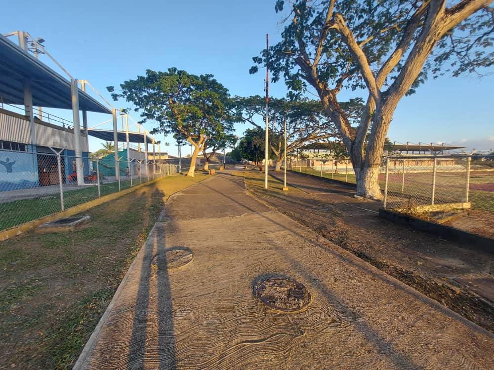 ErnestoLunaPsuv's tweet photo. Así va la recuperación del Polideportivo de Maturín para que nuestros atletas gocen de un espacio digno donde puedan realizar sus entrenamientos.

Estamos cambiando todo para bien.

¡Monagas, potencia deportiva! https://t.co/BIVQA5Egvi