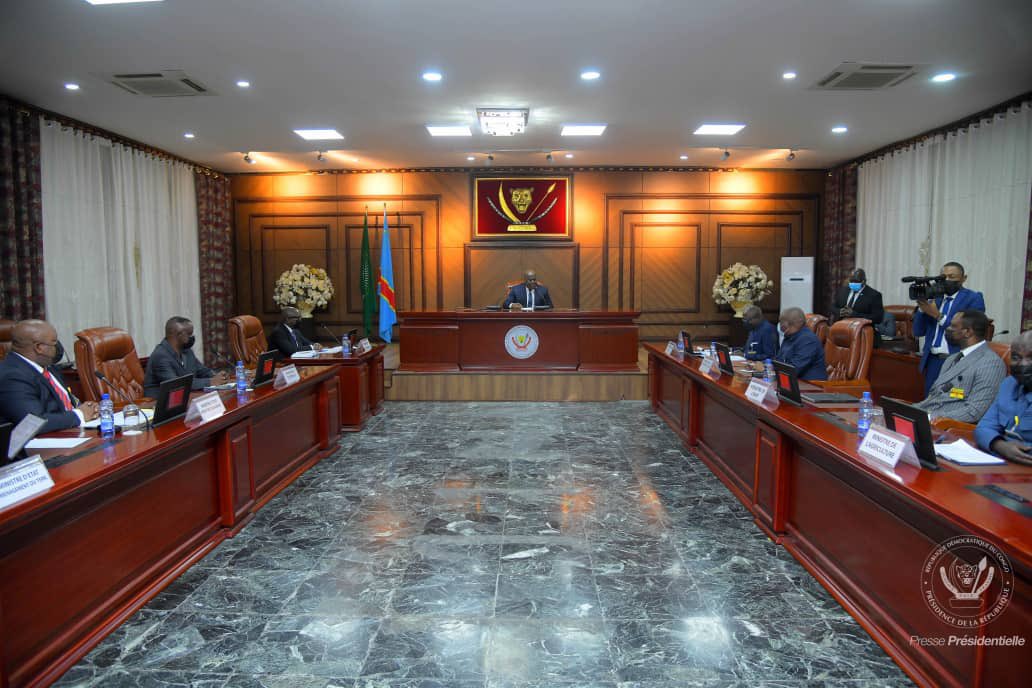 Presidence_RDC's tweet photo. Le chef de l'État a présidé, ce jeudi 13 janvier à la Cité de l'Union africaine, la première réunion du Comité politique de pilotage du programme de développement à la base dans les 145 territoires du pays. https://t.co/PXFr5yxXdo