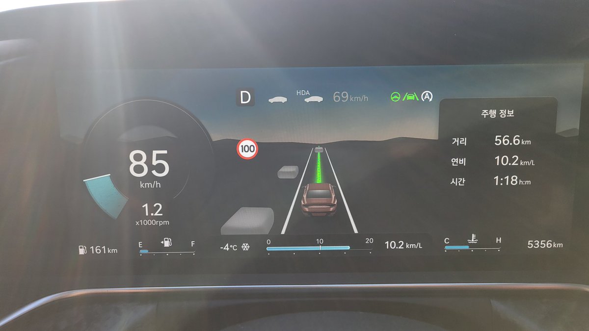 새로 나온 #G90제너시스의 계기판. 주행 좌우 차선의 차량이 표시되지만 아직은 더 보완할 점이 많은듯 싶다.

#테슬라는 차량의 크기 및 모양이 대충 나오지만 G90은 일정크기의 박스로만 나온다. 또한 좌우 차량 댓수도 테슬라보다 훨 적다.

그러나 주행가능거리와 실제거리 효율은 좋다.