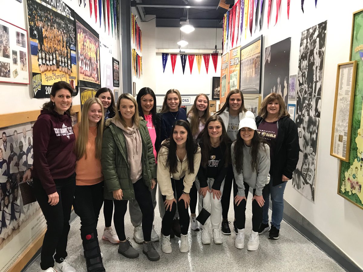 The Columbia City girls team attended our 2021 @RaymondJames @HoopsHall Classic & visited our museum on Dec. 29.

Asst. coach Jenny (Eckert) Zorger (far right), who played at Huntington North and Ball State, is a 2014 @HoopsHall inductee. https://t.co/7qqBM9Z41J