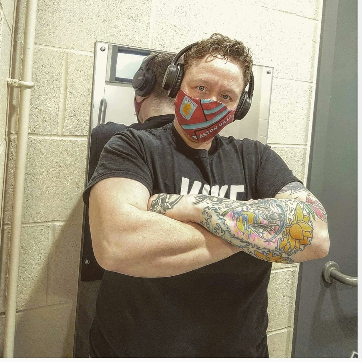 Powerlifter1983's tweet photo. My eyes are up here ⬆️
#ftm #transman #lgbtqia #gym #powerlifter #forearmtraining #trans https://t.co/UdfZVFsCHG