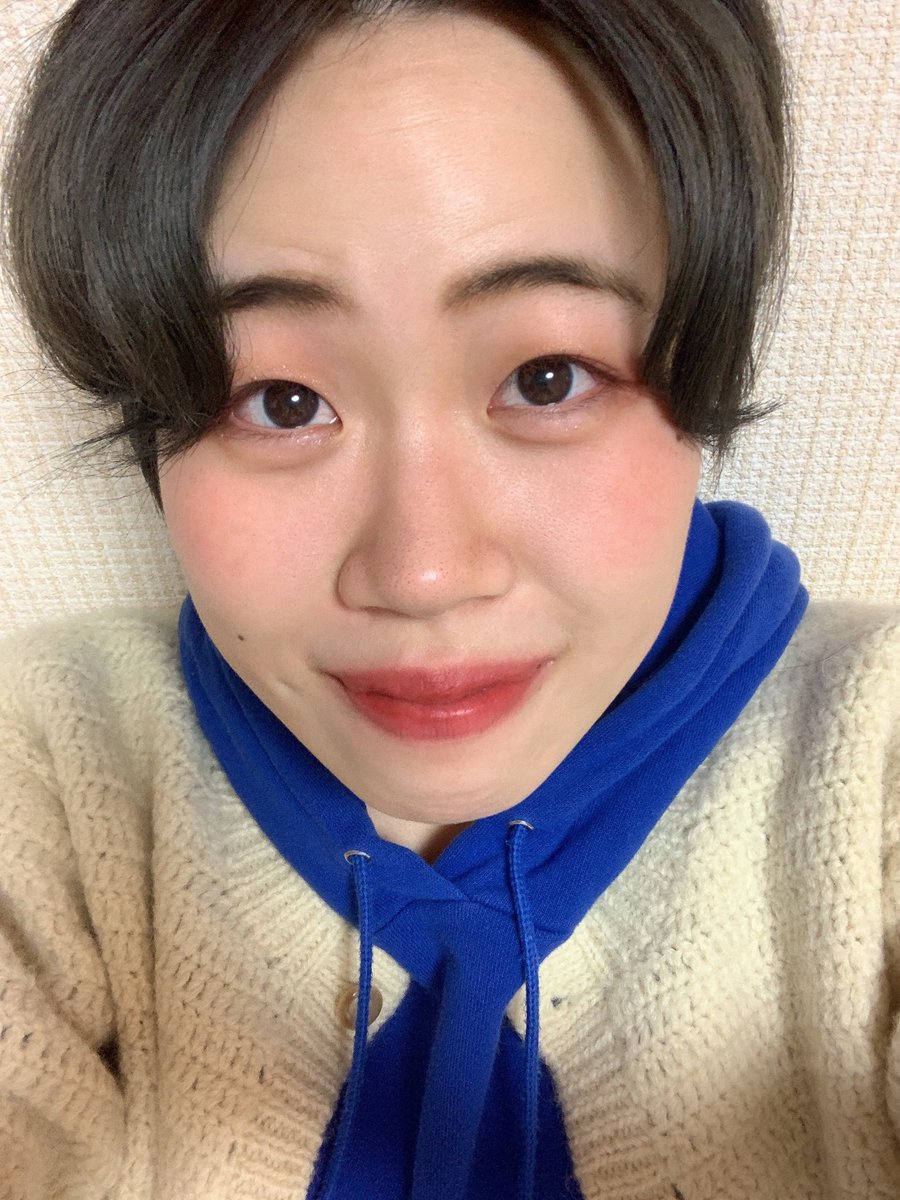 murakatahonoka's tweet photo. あ！髪がグレーになりました！
（本当は青色入れたんだよ🧞‍♂️）
きっとすぐ色落ちするから
また明るいオレンジ茶髪に戻っちゃう🍊
貴重な冬ver.ヘアーですっ https://t.co/kpn9M0muIZ